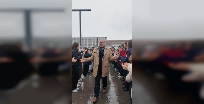 Emekli okul müdürü Orhan Erdoğan, gözyaşlarıyla uğurlandı