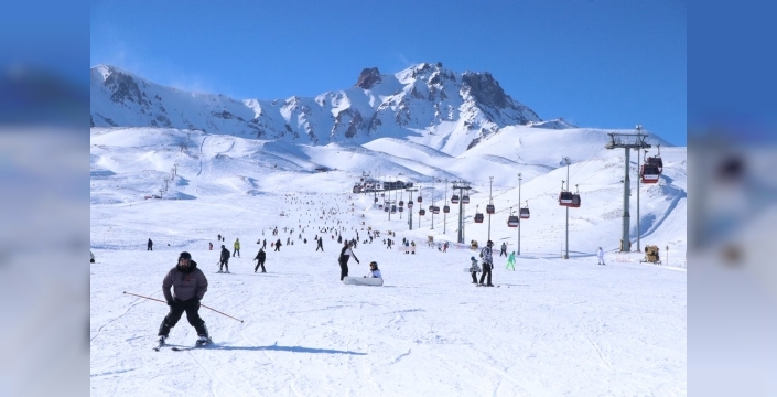 Erciyes, hafta sonu kayakseverlerin akınına uğradı