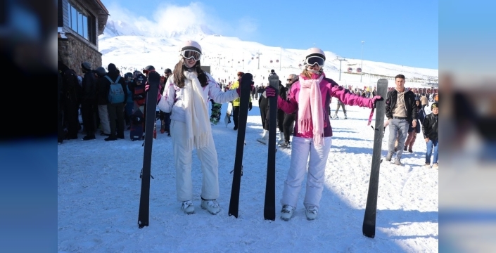 Erciyes Kayak Merkezi'nde hafta sonu tatilcileri akın etti