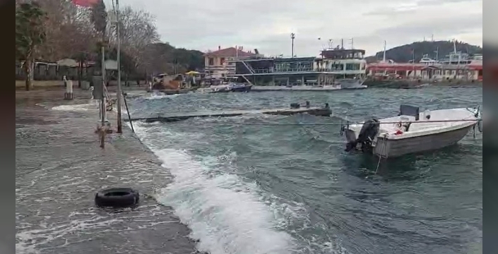 Erdek'te lodos denizle kara birleşmesine yol açtı