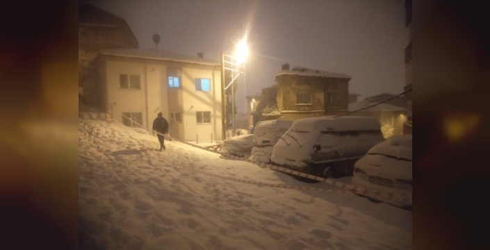 Ereğli'de kar yüküne dayanamayan metruk bina çöktü, elektrikler kesildi
