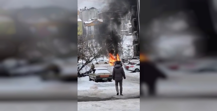 Ereğli'de park halindeki otomobil alevlere teslim oldu, o anlar kamerada!