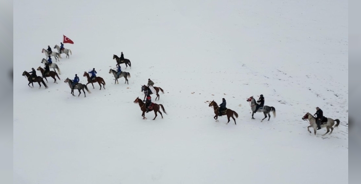 Erzurum'da atlı ciritçiler, karlı arazide yaban hayvanları için yiyecek seferberliği başlattı