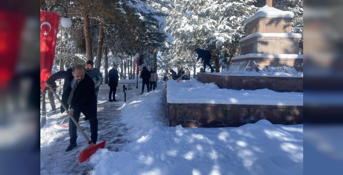Erzurum'da şehitlikte duyarlılık: Küreklerle kar temizlediler