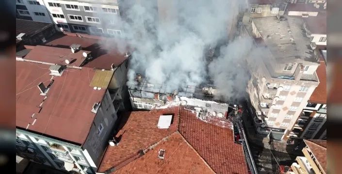 Esenler'de çatı katında çıkan yangın itfaiye ekiplerince söndürüldü