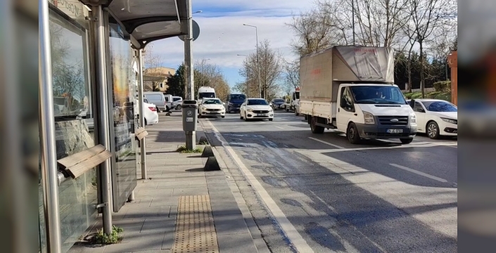 Esenler'de otobüs durağında bırakılan 1 aylık bebek koruma altına alındı