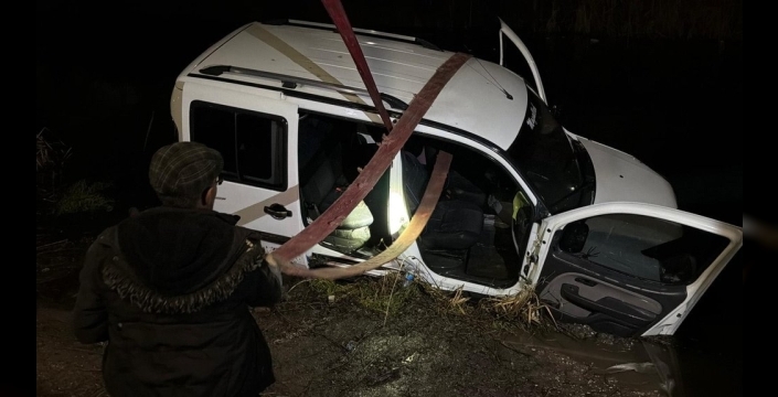 Eskişehir'de el freni unutulan araç Porsuk Çayı'na düştü, 4 saatlik operasyonla çıkarıldı