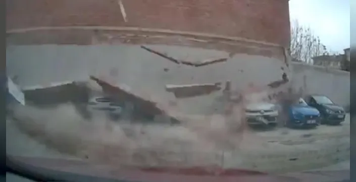 Eskişehir'de korkunç anlar: Rüzgar devirdi, araçlar enkaza döndü!