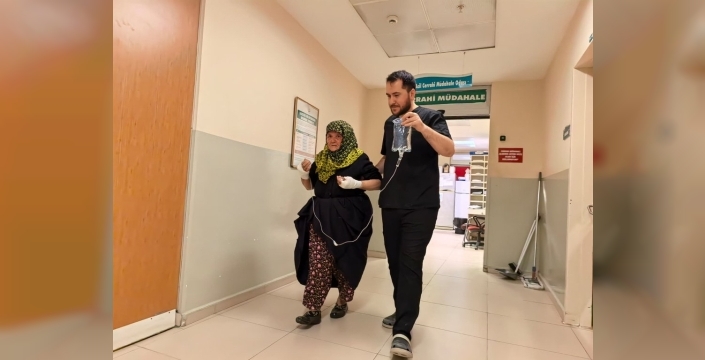 Evinde çıkan yangını söndürmeye çalışırken yaşlı kadın yaralandı