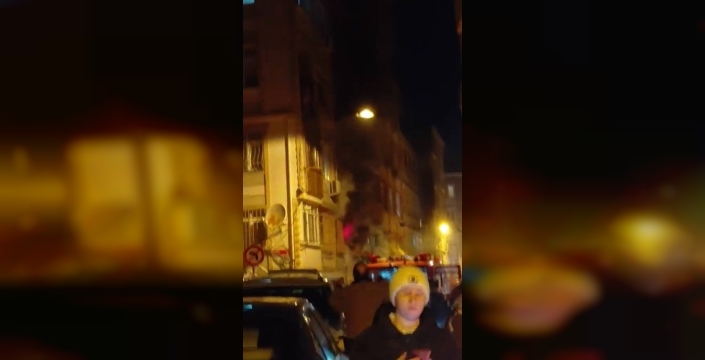 Fatih'te beş katlı binada çıkan yangında 6 kişi dumandan etkilendi, biri hastaneye kaldırıldı