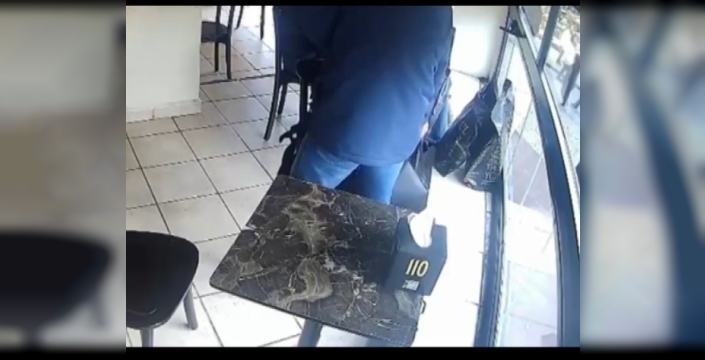 Fatih'te Çantaları Perdeleyerek Çalan Şilili Hırsız Güvenlik Kameralarına Yakalandı