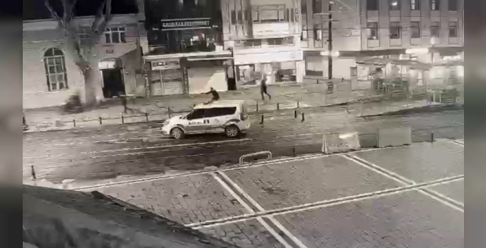 Fatih'te iş yerini kurşunlayıp kaçarken polise silah çeken şüpheliler tutuklandı