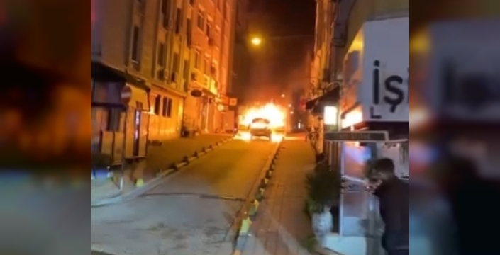 Fatih'te park halindeki araç alev alev yandı, itfaiye müdahalesiyle söndürüldü