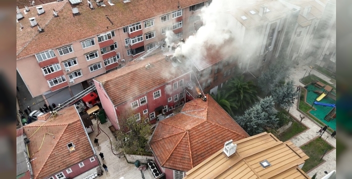 Fatih'teki tarihi dergah alevlere teslim oldu, itfaiye eri yaralandı