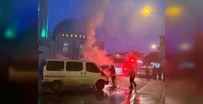 Fatsa'da park halindeki minibüs alev alev yandı