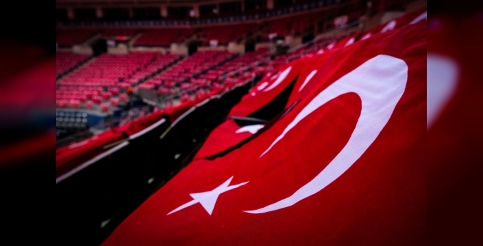 Fenerbahçe, EuroLeague maçı öncesi salonu Türk bayraklarıyla donattı