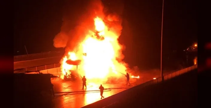 Gaziantep'te çocuk bezi yüklü TIR alev aldı