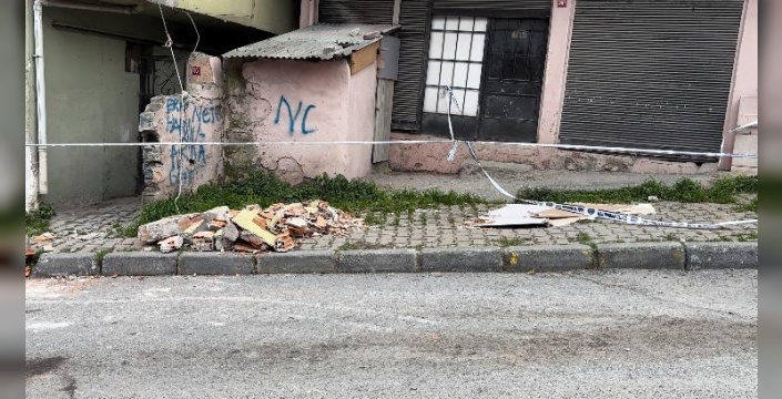Gaziosmanpaşa'da lodosun gücü: Bina çatısı uçtu, araçlar hasar gördü