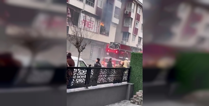Gaziosmanpaşa'da spor salonunda çıkan yangın söndürüldü, 2 kişi dumandan etkilendi