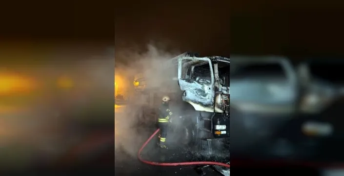 Gece vakti park halindeki beton pompası alev alev yandı