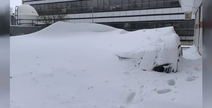 Gercüş'te kar yağışı nedeniyle araçlar kara gömüldü