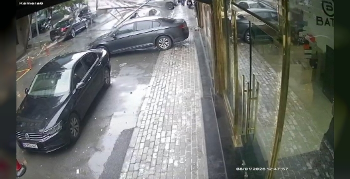 Güngören'de şans eseri mucize: Çatı uçtu, araçlar ezildi, insanlar saniyelerle kurtuldu!