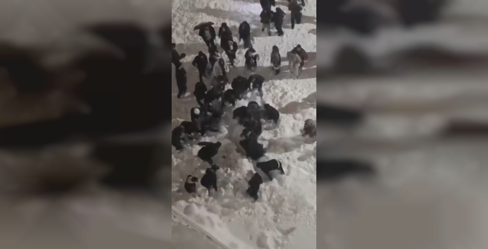 Hakkari'de çatıdan düşen kar kütlesi 2 öğrenciyi yaraladı