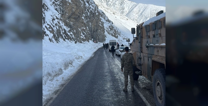 Hakkari'de kara yollarında çığ düşmesi paniği