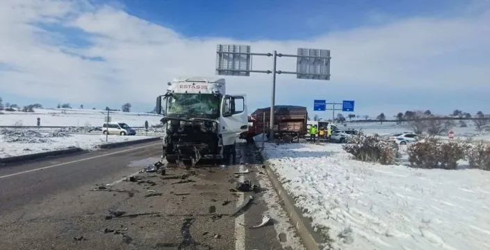 Havza'da korkunç kaza: Çekici kamyona böyle çarptı, 2 kişi ağır yaralandı