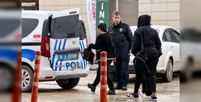 İnegöl'de masaj salonuna düzenlenen operasyonda 3 kaçak kadın yakalandı