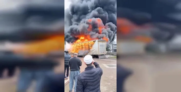 İnegöl'de sünger yüklü TIR'da çıkan yangın, yanındaki dorseyi de etkiledi