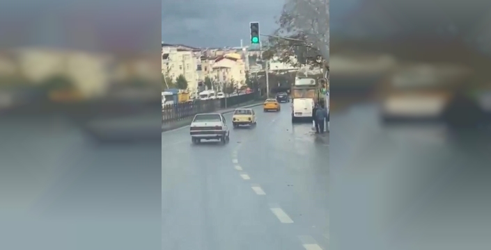 İstanbul'da akılalmaz tehlike: Plakasız ve aynasız iki araç trafikte cüretkar bir şekilde ilerledi