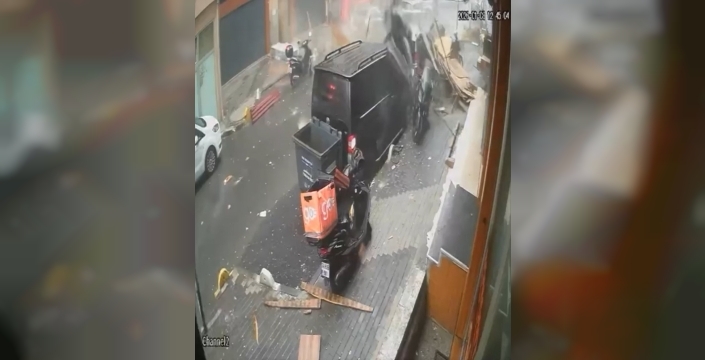 İstanbul'da fırtına sırasında çatı parçaları ölümden kurtardı