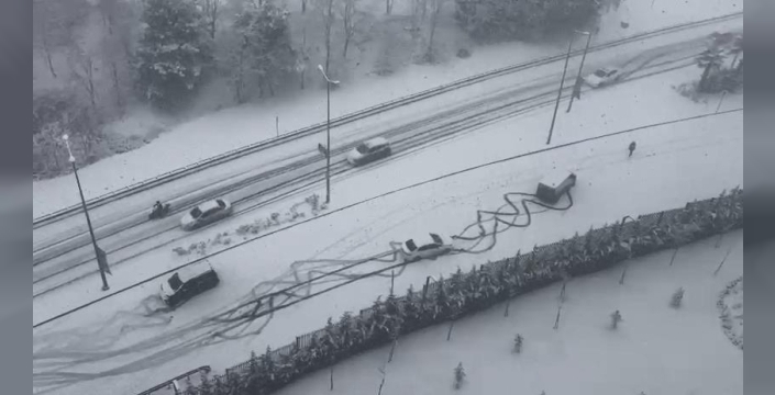 İstanbul'da kar yağışı etkisini artırdı, araçlar yolda kaldı