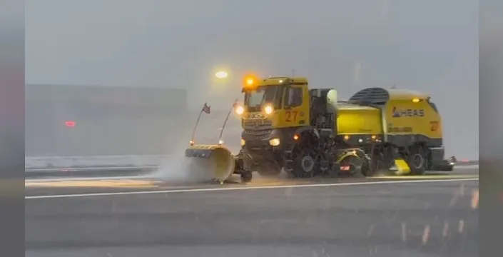 İstanbul'da kar yağışı hava trafiğini durma noktasına getirdi: 38 sefer iptal edildi