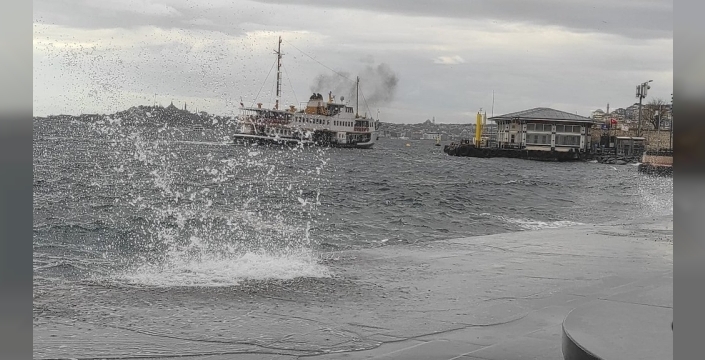 İstanbul'da lodos fırtınası: Şehir Hatları'nda seferler iptal edildi