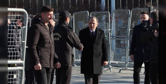 İstanbul Emniyet Müdürü Taksim'de Yılbaşı Güvenliğini Bizzat Denetledi: 'Tüm Birimlerimiz Sahada!