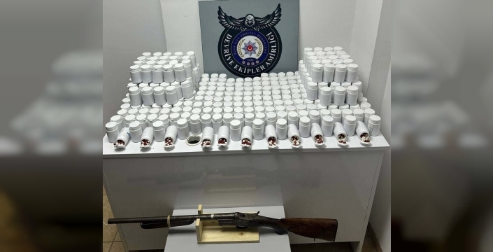 İzmir'de aracında 17 bin sentetik hap bulunan şüpheli gözaltına alındı