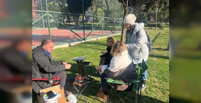 İzmir'de Bir Kadın, IBAN Dolandırıcılığına Karşı Sokakları Broşürlerle Donatıyor