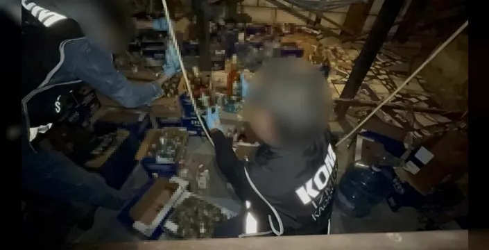 İzmir'de büyük operasyon: 3,5 ton taklit etiketli etil alkol ele geçirildi