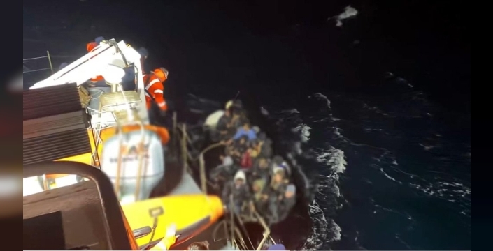 İzmir'de göçmen botu yarı batık bulundu: 37 kişi kurtarıldı, 1 ölü