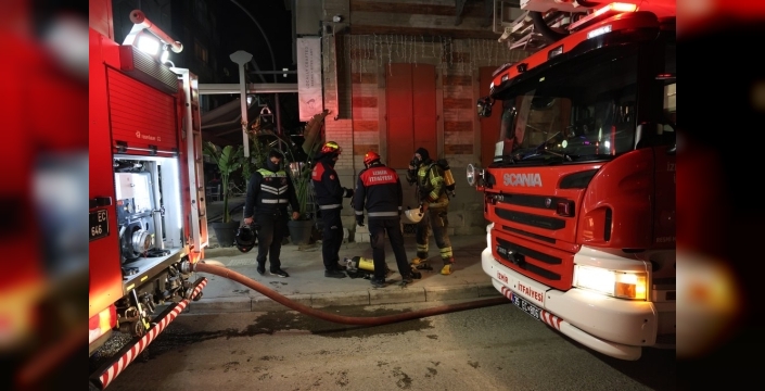 İzmir'de kafe yangını: Karı koca dumandan etkilendi