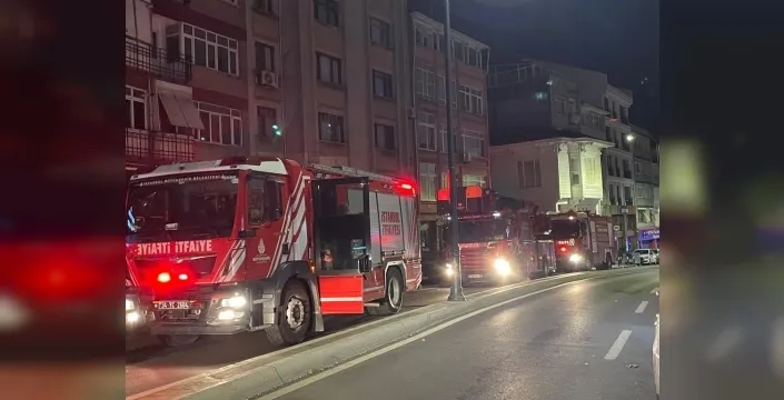 Kadıköy'de dehşet: 4 katlı binada çıkan yangında 1'i ağır 8 kişi yaralandı!
