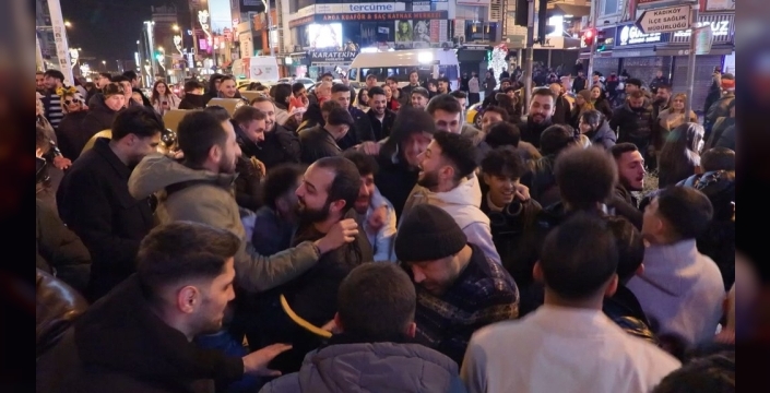 Kadıköy'de yeni yıl coşkusu, yüzlerce kişi ile kutlandı