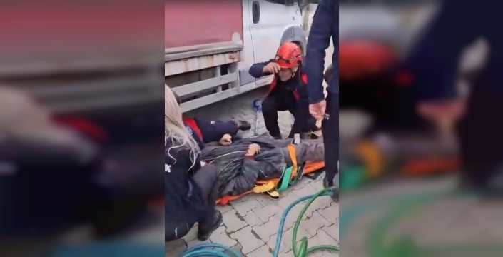 Kamyonetin altında kalan şahıs, itfaiye ekiplerince kurtarıldı
