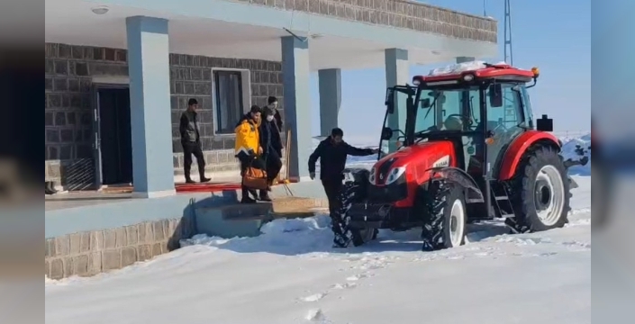 Kar altındaki mezrada hayat kurtaran traktör seferberliği
