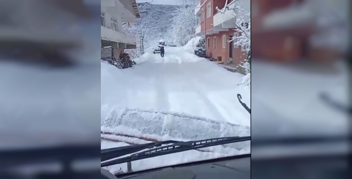 Kar küreme aracını oyun havası ile karşıladı