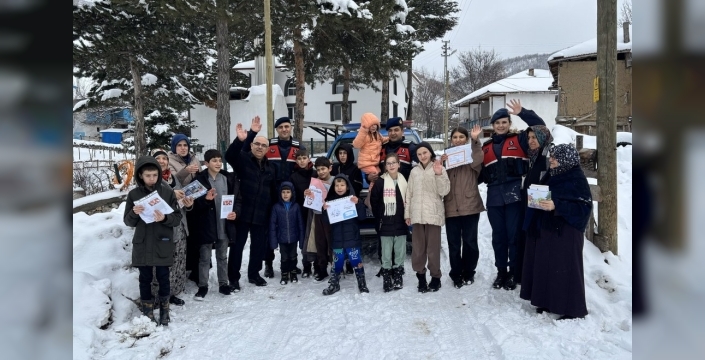 Kar nedeniyle okula gidemeyen öğrencilerin karnelerini jandarma ulaştırdı