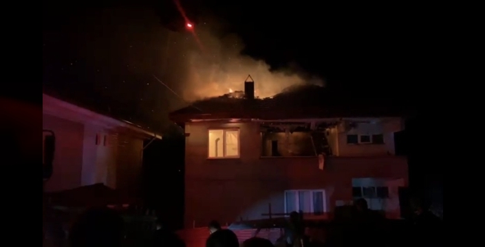Karabük'te 2 katlı evin çatısında yangın paniği