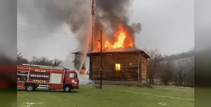 Karabük'te 450 yıllık ahşap cami yangında kül oldu